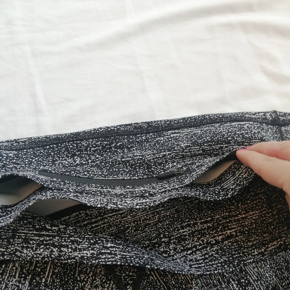 Lululemon Pace Perfect 25" Leggings with Mesh Cutouts in Air Time White Black 10 - Picture 13 of 16